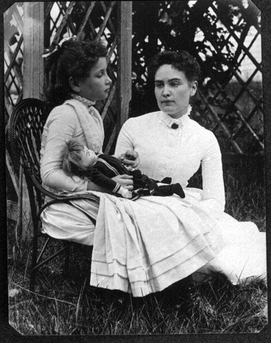 Helen Keller mit ihrer Lehrerin Anne Sullivan