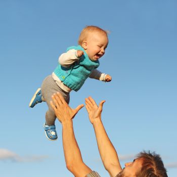 Vater fängt seinen Sohn Vater fängt seinen Sohn